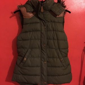 Winter vest with detachable hood
